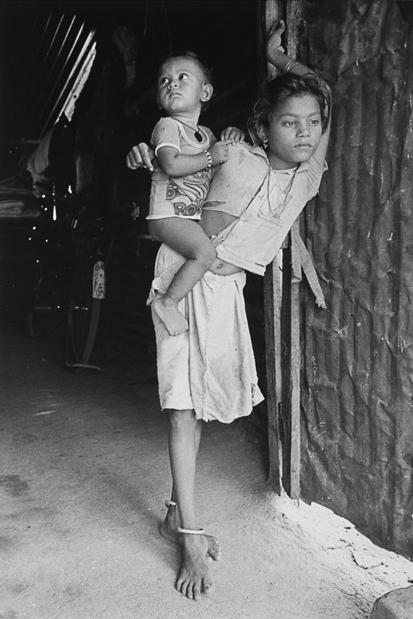 Jeune - fille portant enfant - Bhavnagar – Gujarat –INDE -  1990