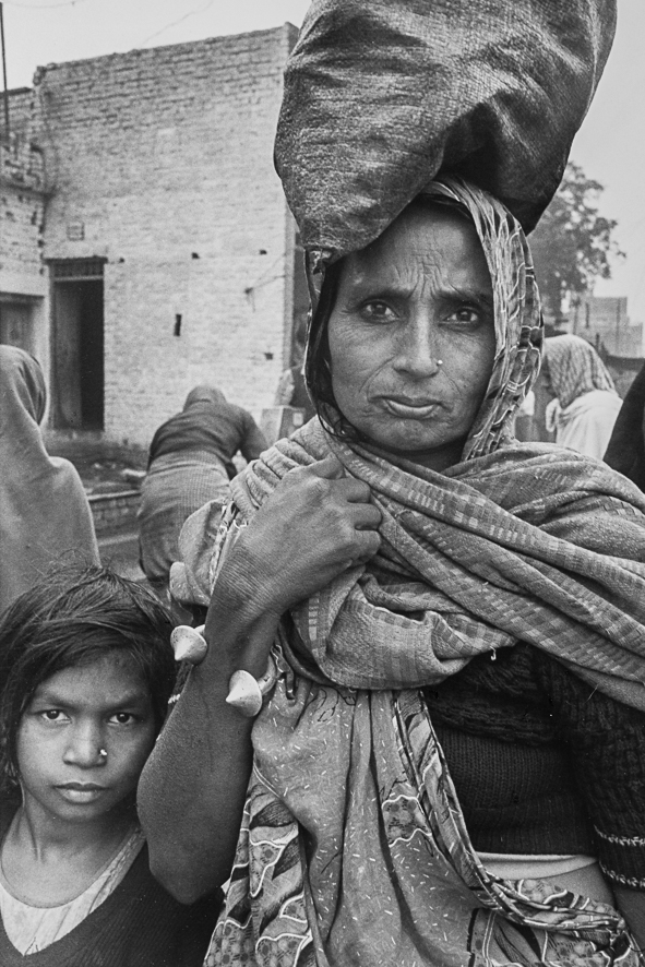 Mère et sa fille, la gare - Varanassi - Uttar Pradesh - INDE 1994