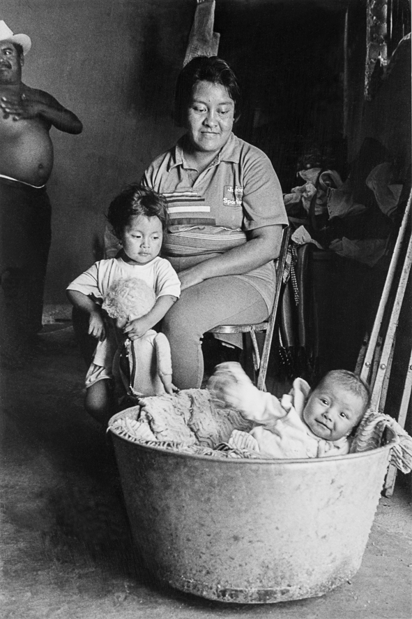 Deux enfants, une maman, une poupée - Oaxaca – Mexique – 1997